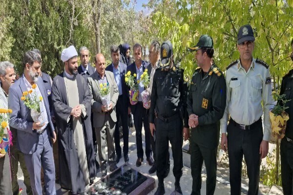 عکس | گلباران و عطر افشانی گلزار مطهر شهدای شهرستان خرم‌آباد