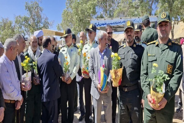 عکس | گلباران و عطر افشانی گلزار مطهر شهدای شهرستان خرم‌آباد