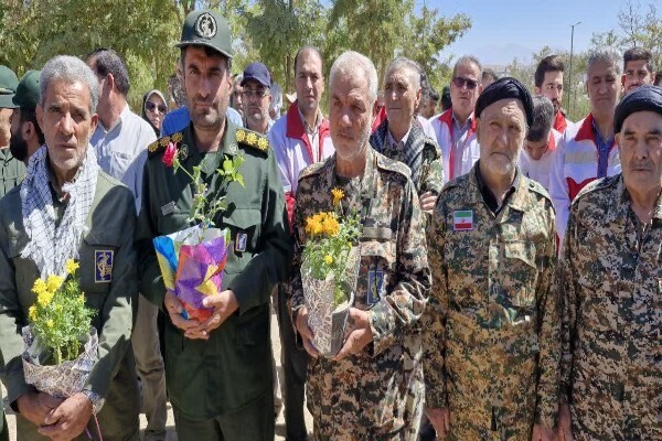 عکس | گلباران و عطر افشانی گلزار مطهر شهدای شهرستان خرم‌آباد