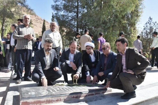 عکس | گلباران و عطر افشانی گلزار مطهر شهدای شهرستان خرم‌آباد