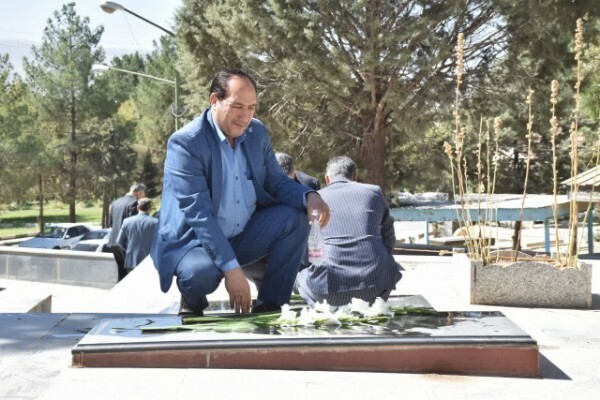 عکس | گلباران و عطر افشانی گلزار مطهر شهدای شهرستان خرم‌آباد