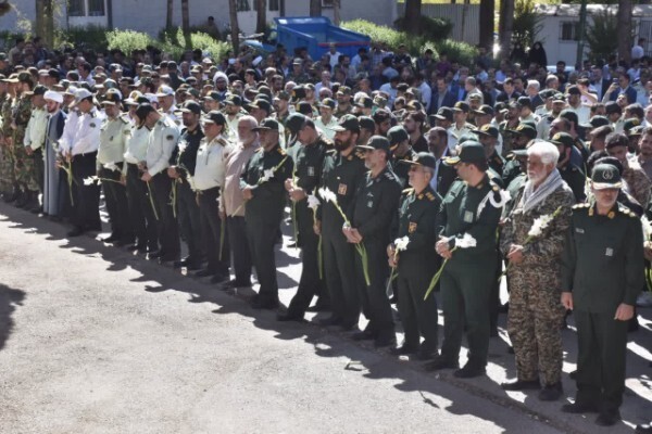 عکس | گلباران و عطر افشانی گلزار مطهر شهدای شهرستان خرم‌آباد