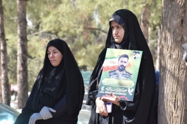 عکس | گلباران و عطر افشانی گلزار مطهر شهدای شهرستان خرم‌آباد