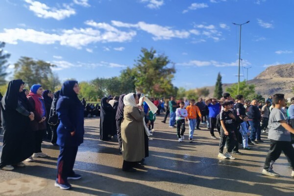 عکس | پیاده‌روی خانوادگی به مناسبت هفته دفاع مقدس