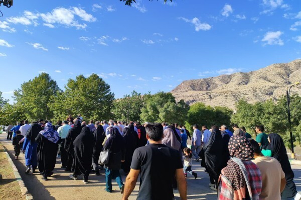 عکس | پیاده‌روی خانوادگی به مناسبت هفته دفاع مقدس