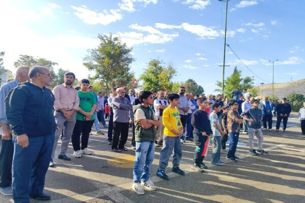 عکس | پیاده‌روی خانوادگی به مناسبت هفته دفاع مقدس