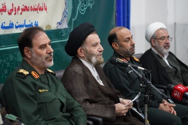 عکس | دیدار فرماندهان و کارکنان نیروهای مسلح با نماینده ولی‌فقیه در لرستان