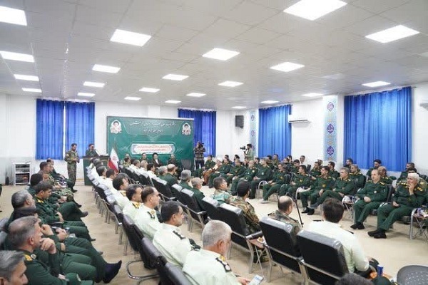 عکس | دیدار فرماندهان و کارکنان نیروهای مسلح با نماینده ولی‌فقیه در لرستان