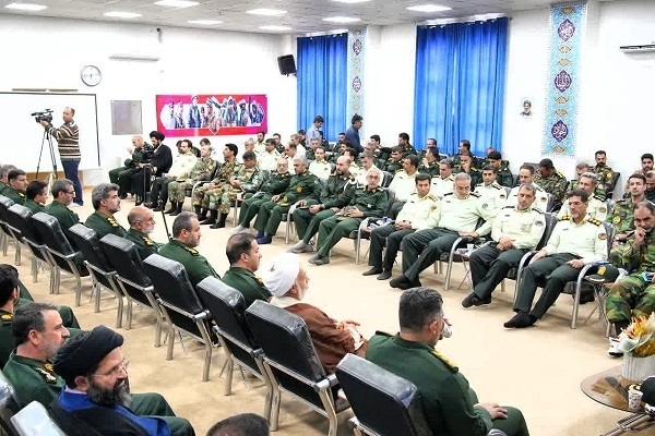 عکس | دیدار فرماندهان و کارکنان نیروهای مسلح با نماینده ولی‌فقیه در لرستان