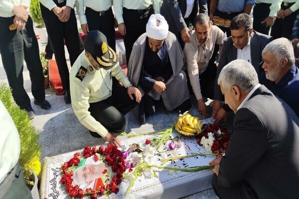 گلباران و عطر افشانی گلزار مطهر شهدای شهرستان خرم‌آباد