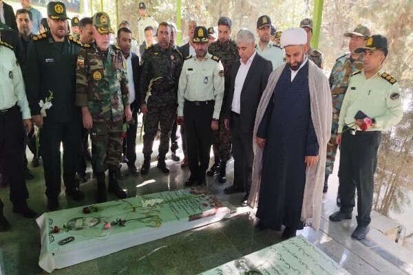 گلباران و عطر افشانی گلزار مطهر شهدای شهرستان خرم‌آباد