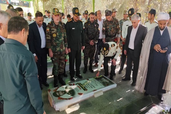 گلباران و عطر افشانی گلزار مطهر شهدای شهرستان خرم‌آباد