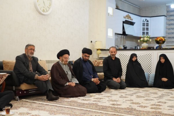 دیدار نماینده ولی‌فقیه در لرستان با خانواده شهید طولابی