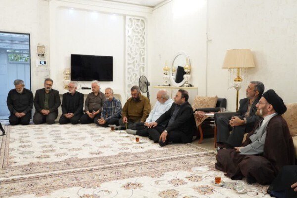 دیدار نماینده ولی‌فقیه در لرستان با خانواده شهید طولابی