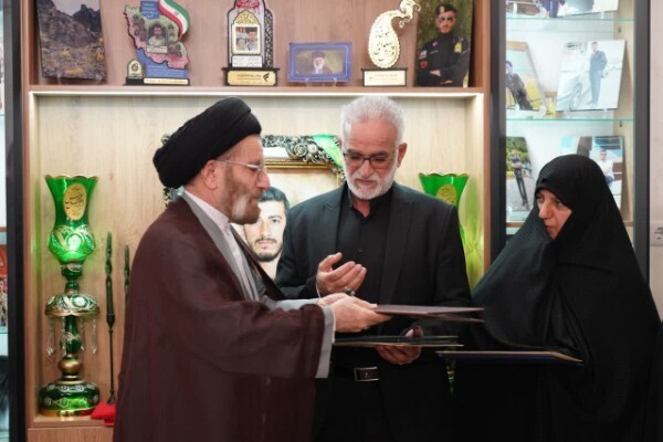 دیدار نماینده ولی‌فقیه در لرستان با خانواده شهید طولابی