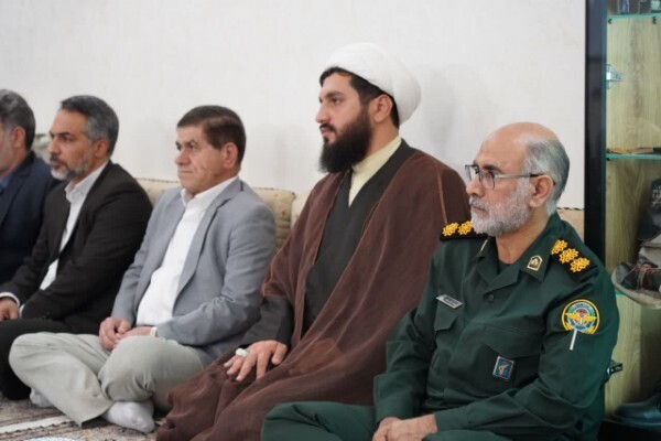 دیدار نماینده ولی‌فقیه در لرستان با خانواده شهید طولابی