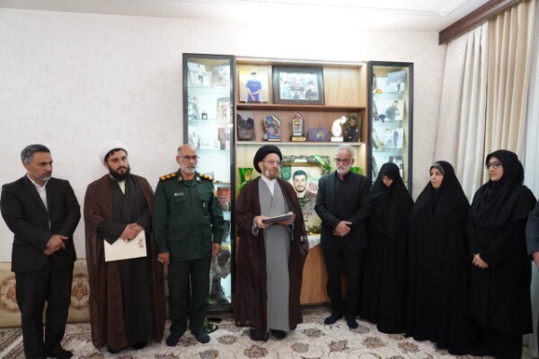 دیدار نماینده ولی‌فقیه در لرستان با خانواده شهید طولابی