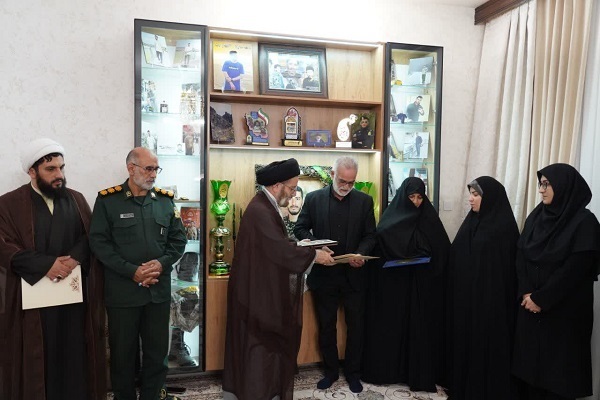 دیدار اعضای شورای فرهنگ عمومی لرستان با خاناده شهدای جنگ 12 روزه