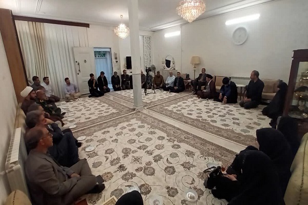 دیدار اعضای شورای فرهنگ عمومی لرستان با خاناده شهدای جنگ 12 روزه