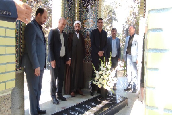 ادای احترام معاون فرهنگی جهاد دانشگاهی به شهید گمنام دانشگاه فرهنگیان علامه طباطبایی خرم‌آباد