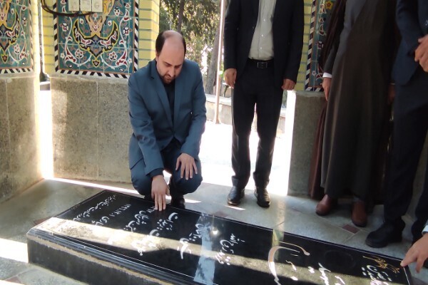 ادای احترام معاون فرهنگی جهاد دانشگاهی به شهید گمنام دانشگاه فرهنگیان علامه طباطبایی خرم‌آباد