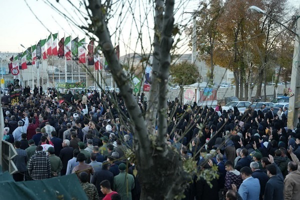 تشییع پیکر شهدای گمنام بر روی دستان مردم لرستان