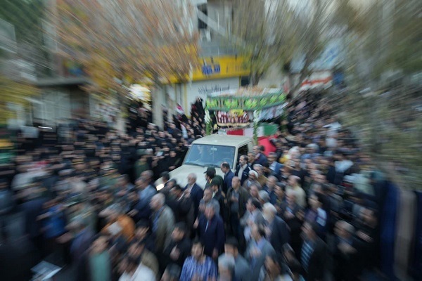 تشییع پیکر شهدای گمنام بر روی دستان مردم لرستان