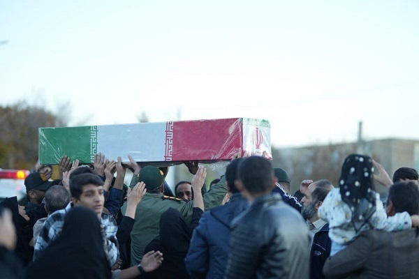 تشییع پیکر شهدای گمنام بر روی دستان مردم لرستان