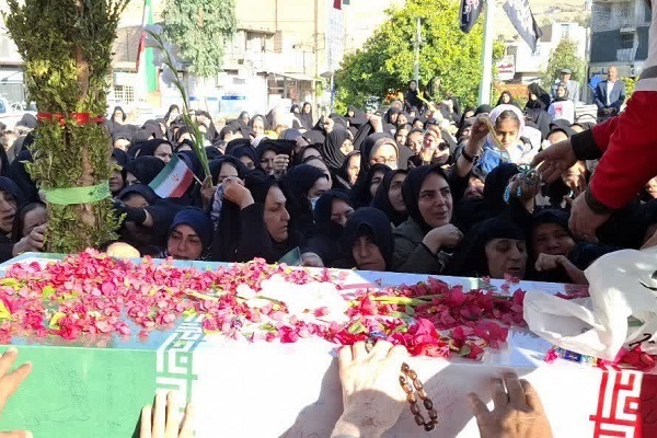 تشییع پیکر شهدای گمنام بر روی دستان مردم لرستان