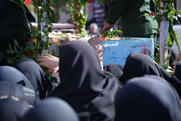 تشییع پیکر شهدای گمنام بر روی دستان مردم لرستان