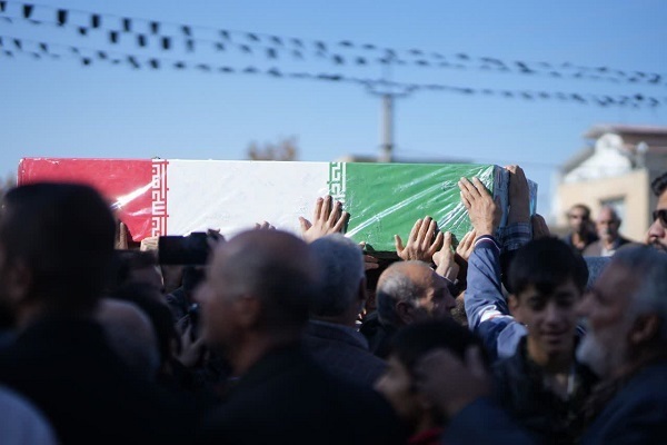 تشییع پیکر شهدای گمنام بر روی دستان مردم لرستان