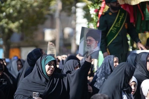 تشییع پیکر شهدای گمنام بر روی دستان مردم لرستان