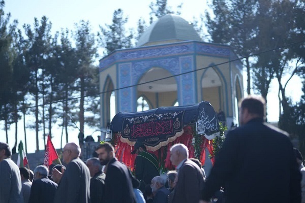 تشییع پیکر شهدای گمنام بر روی دستان مردم لرستان