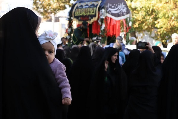 تشییع پیکر شهدای گمنام بر روی دستان مردم لرستان