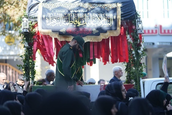 تشییع پیکر شهدای گمنام بر روی دستان مردم لرستان