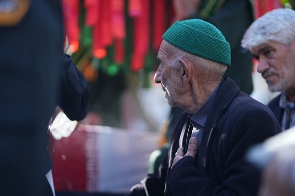 تشییع پیکر شهدای گمنام بر روی دستان مردم لرستان