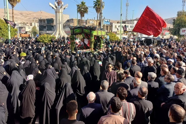 تشییع پیکر شهدای گمنام بر روی دستان مردم لرستان