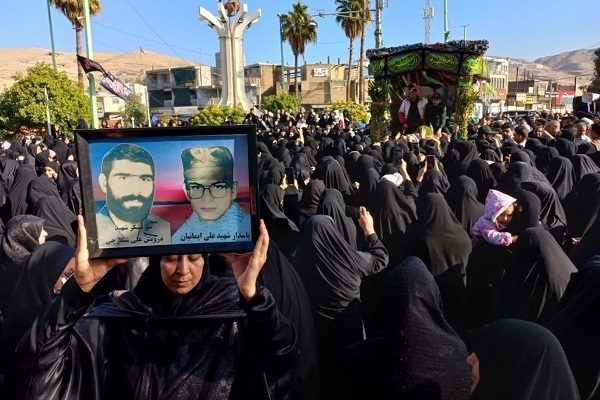 تشییع پیکر شهدای گمنام بر روی دستان مردم لرستان