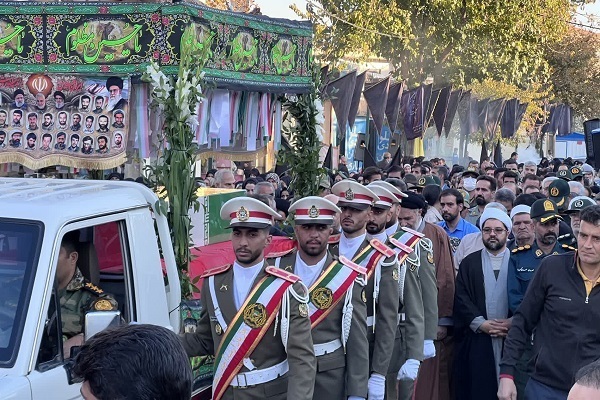 تشییع پیکر شهدای گمنام بر روی دستان مردم لرستان