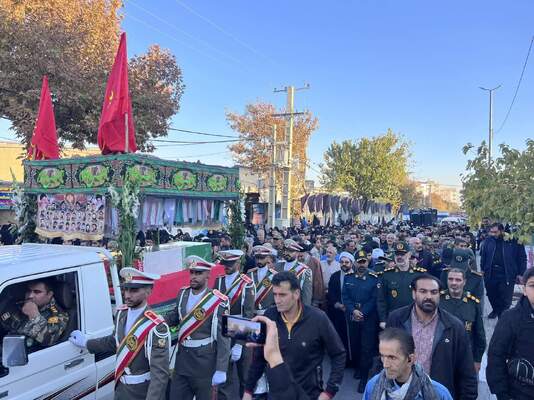 تشییع پیکر شهدای گمنام بر روی دستان مردم لرستان