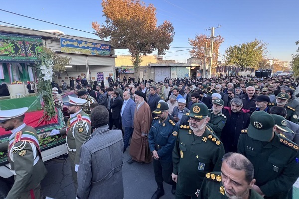 تشییع پیکر شهدای گمنام بر روی دستان مردم لرستان