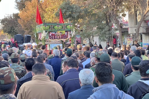 تشییع پیکر شهدای گمنام بر روی دستان مردم لرستان