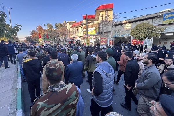 تشییع پیکر شهدای گمنام بر روی دستان مردم لرستان