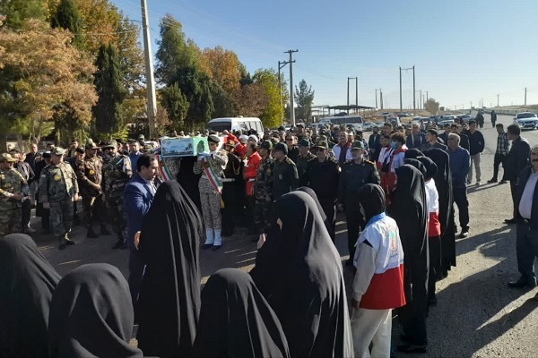 تشییع پیکر شهدای گمنام بر روی دستان مردم لرستان