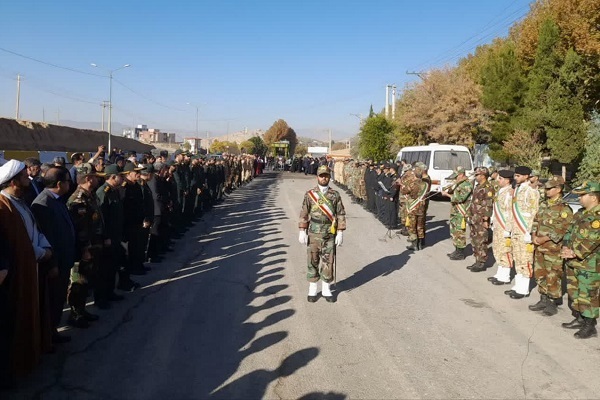 تشییع پیکر شهدای گمنام بر روی دستان مردم لرستان