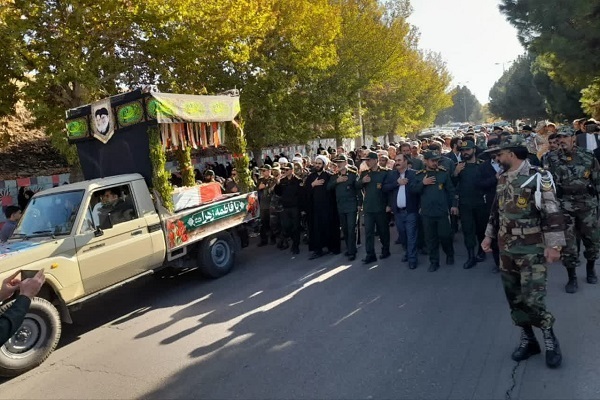 تشییع پیکر شهدای گمنام بر روی دستان مردم لرستان