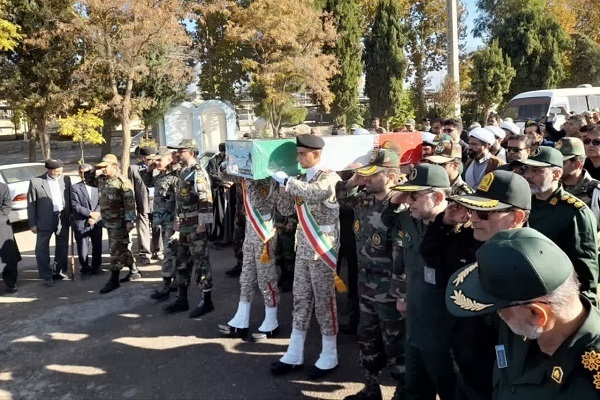 تشییع پیکر شهدای گمنام بر روی دستان مردم لرستان