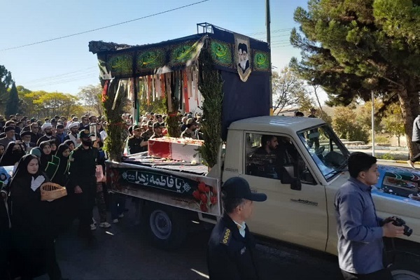 تشییع پیکر شهدای گمنام بر روی دستان مردم لرستان