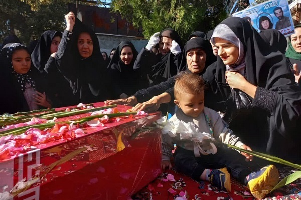 تشییع پیکر شهدای گمنام بر روی دستان مردم لرستان
