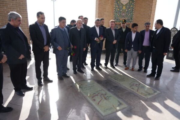 ادای احترام وزیر میراث‌فرهنگی به مقام شامخ شهدای گمنام پلدختر